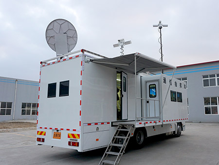 Large expansion shelter command vehicle